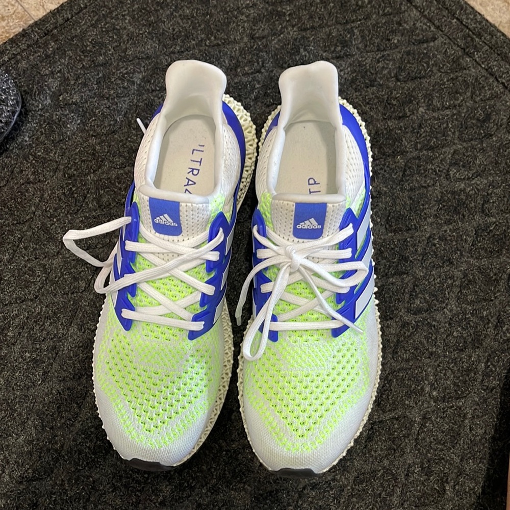 Mens like new Adidas shoes